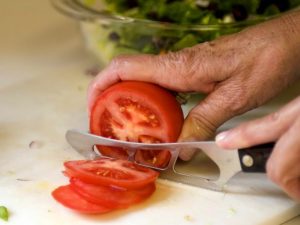 cutting tomatoes