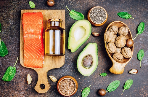 Animal and vegetable sources of healthy fats as salmon, avocado, linseed, nuts, almonds, chia seeds, spinach and olive oil