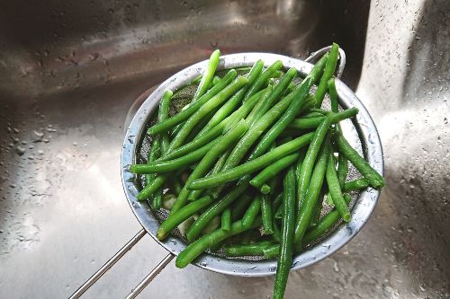green beans in a colander 
